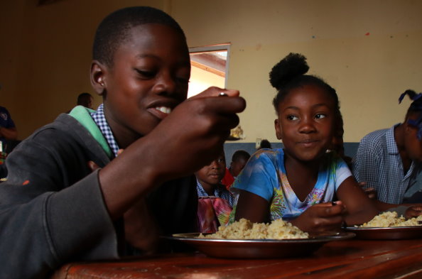 Foto: WFP/ Alexis Masciarelli, WFPs Schulmahlzeitenprogramm gilt als größtes Netz gegen Hunger in Haiti.