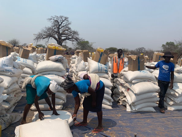 WFP: Foto/Ashley Baxstrom, WFP verteilt Nahrungsmittel in Simbabwe
