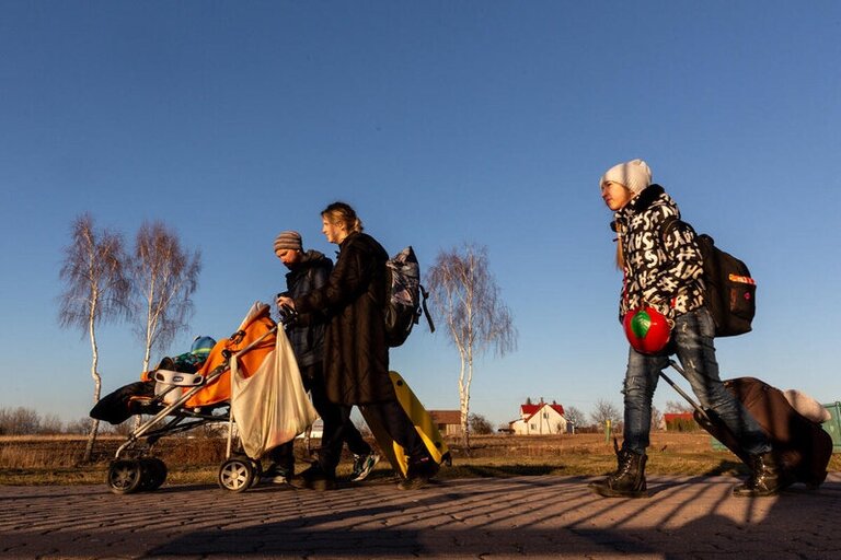 Menschen laufen von der Ukraine zur polnischen Grenze
