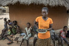 Eine Frau hält einen Teller Zikaden. Geht der Familie die Ernährungshilfe von WFP aus, dann müssen sie darauf zurückgreifen. Foto: WFP/Matteo Cosorich