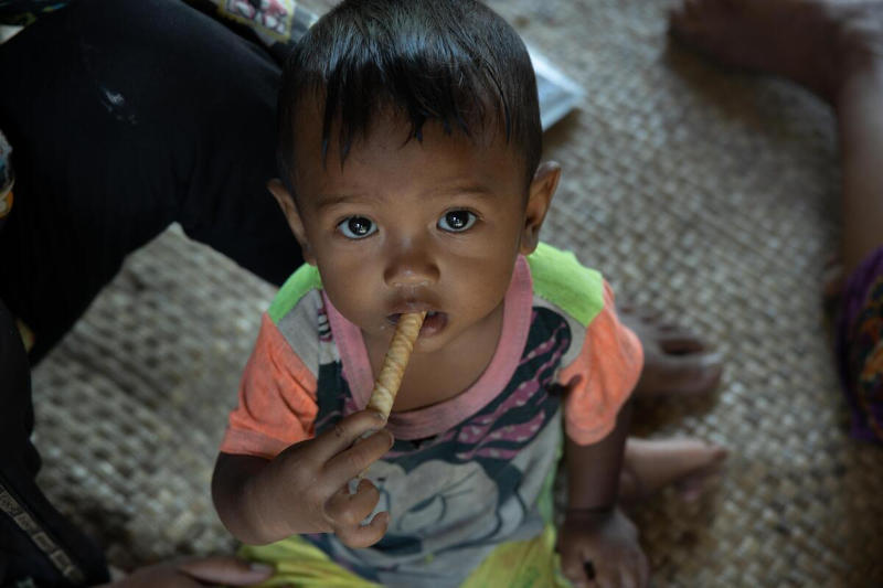 Ein Kind isst mit Nährstoffen angereicherte Spezialnahrung in Siem Reap, Kambodscha. Foto: WFP/Arete/Cesar Lopez