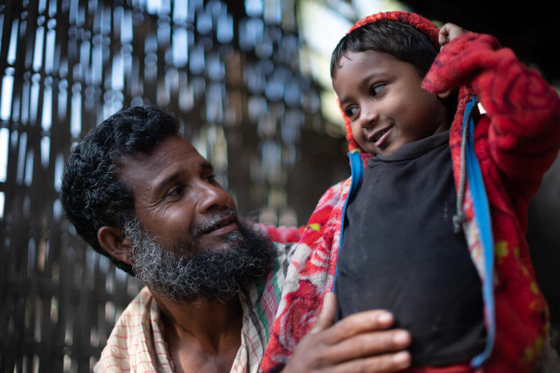 Toslim Uddin und sein Sohn, Bangladesch. Foto: WFP/Mehedi Rahman