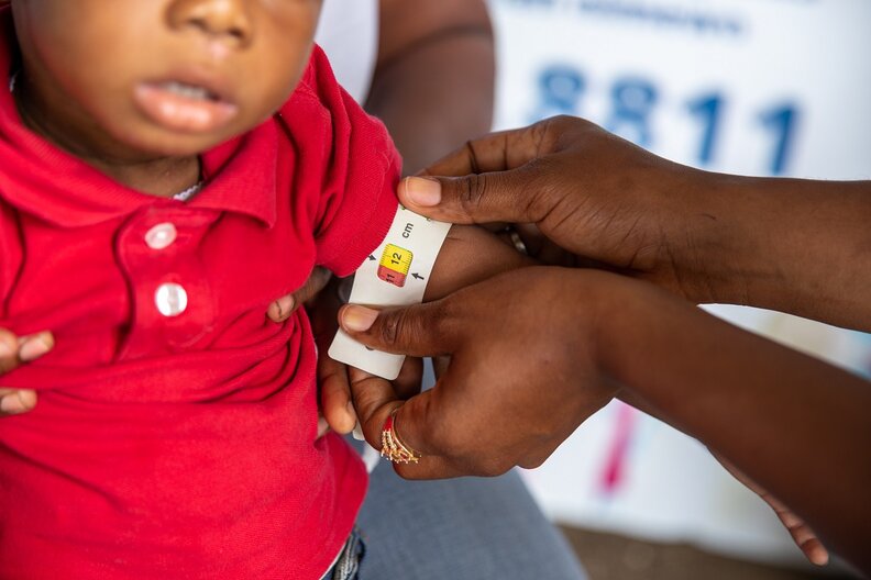 Dieuvila und ihr Sohn Woodginia werden auf akute Unterernährung untersucht. © WFP/Theresa Piorr