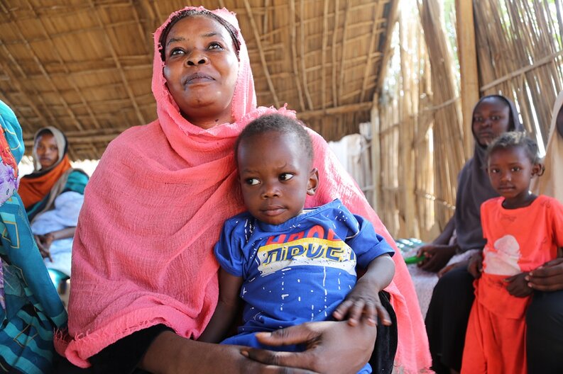 Eine Mutter und ihr Sohn im Mayo Mandala Nutrition Center.  © WFP/Muna Abdelhakim