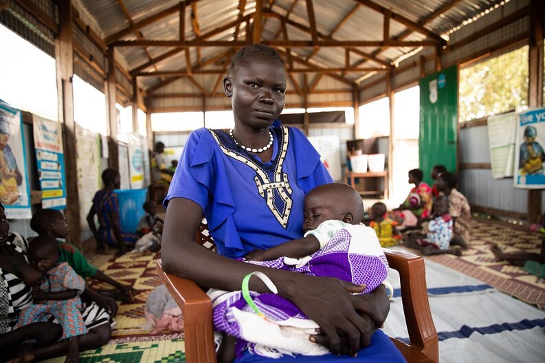 Adut (28) und Baby Achan (1½) warten im vom WFP unterstützten Alek Nutrition Center im Bundesstaat Warrap auf ihren Besuch.  © WFP/Samantha Reinders