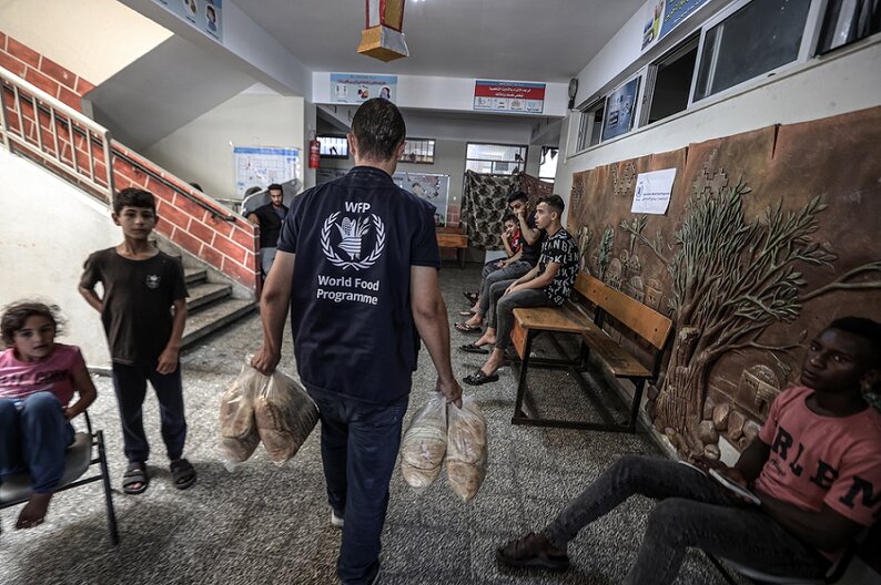 WFP-Brotverteilung in einer UNRWA-Schule, die als Notunterkunft dient. © WFP/Ali Jadallah