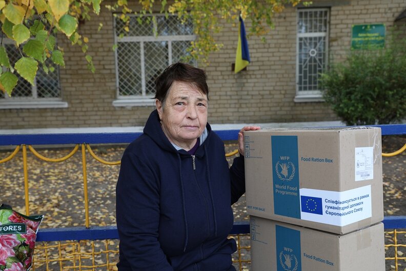 Hanna, 68 Jahre alt, ist eine Binnenvertriebene, die nach Antoniwka kam, wo ihre Tochter lebt. Sie erhält jetzt Lebensmittelpakete vom WFP.  © WFP/Anna Andrusenko