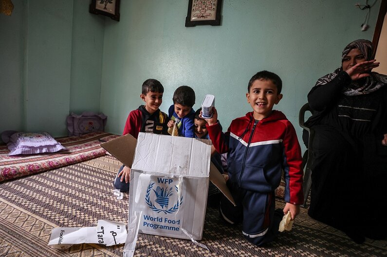 Khitam und ihre 6-köpfige Familie haben gerade ein vom WFP bereitgestelltes Lebensmittelpaket geöffnet © WFP/Ali Jadallah