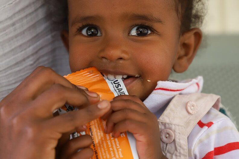 Tiemar Meles, 2 Jahre altes kleines Mädchen, isst Nussmus während einer TSF-Verteilung in der Stadt Mekelle in der Region Tigray in Äthiopien. © WFP/Michael Tewelde