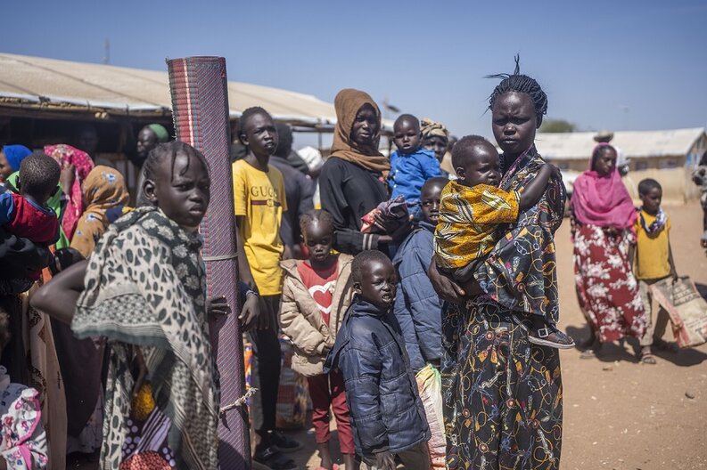 Familien tragen ihre Habseligkeiten bei der Ankunft im Südsudan, nachdem sie vor den Kämpfen im Sudan geflohen sind. © WFP/Hugh Rutherford