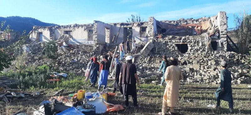 Photo: WFP/Sheer Ali. Menschen im Dorf Soor Kawkh in Spera, Afghanistan, begutachten die Schäden an Gebäuden. 