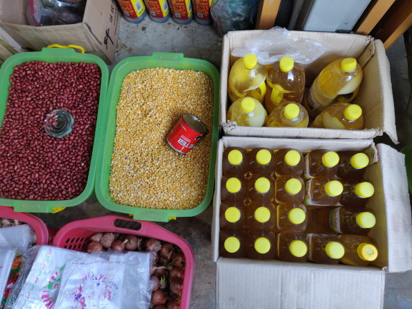 Photo: WFP/Aung Khaing Moe, Auslage von Grundnahrungsmitteln bei einem Verkäufer im Bundesstaat Rakhine 