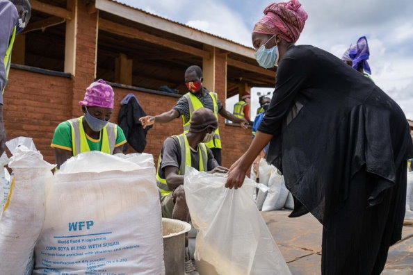 WFP/Badre Bahaji, WFP stellt Flüchtlingen im Dzaleka Flüchtlingscamp in Malawi, Bargeldtransfers zur Verfügung, mit denen sie selbstbestimmt Nahrungsmittel auf lokalen Märkten kaufen können.