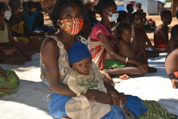 WFP/Krystyna Kovalenko, Notverteilung von warmen Mahlzeiten an die ältere Bevölkerung und mangelerernährte Kinder in den von der Dürre betroffenen Regionen im Süden Madagaskars.  
