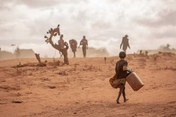 Foto: WFP/Tsiory Andriantsoarana, Menschen auf der Suche nach Wasser im Süden Madagaskars