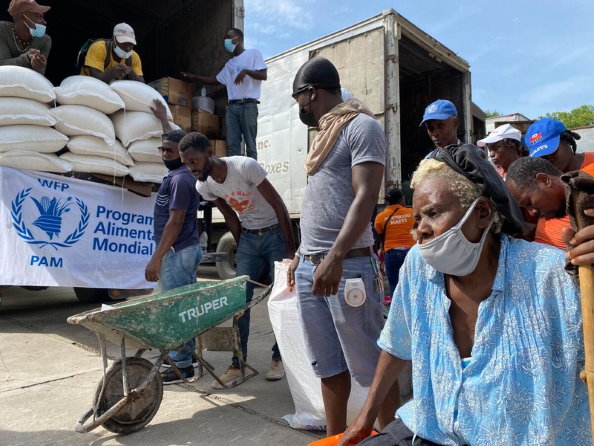 WFP/Alexis Masciarelli, Eine ältere Frau wartet vor einem LKW von WFP auf die Ausgabe von Nahrungsmitteln - Haiti, Grand Perrin, Les Cayes.