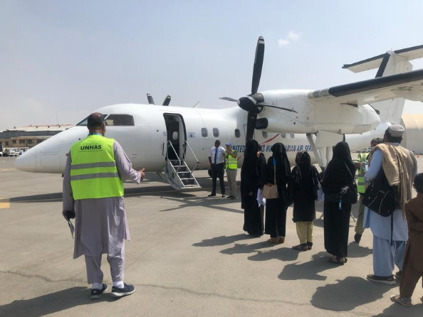 WFP/Henriette Bjorge, Der humanitäre Flugdienst der Vereinten Nationen (UNHAS) hat die Passagierflüge aus Pakistan wieder aufgenommen, um den Transport wichtiger humanitärer Helfer*innen nach Afghanistan zu ermöglichen.