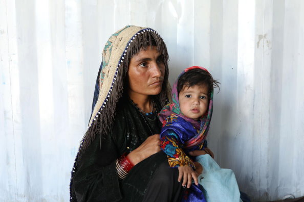 WFP/Marco Di Lauro. Frau und ihr Kind in einer von WFP und UNICEF betriebenen Ernährungsklinik in der Nähe eines Binnenvertriebenencamps am Stadtrand von Herat.