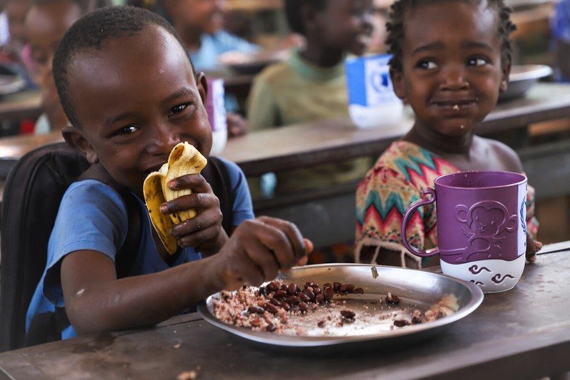 Schüler beim Mittagessen in der Alduba-Grundschule in Äthiopien, Süd-Omo-Zone.