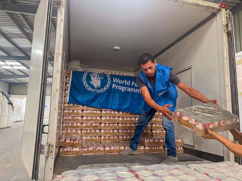 Nahrungsmittel werden in Ägypten in einen Lastwagen verladen, der für Gaza bestimmt ist. © WFP/Amira Moussa