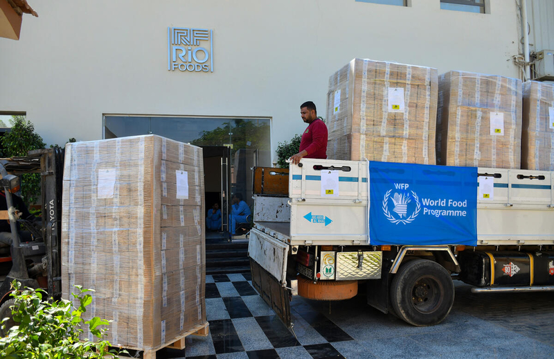 40 Tonnen Hochenergie-Riegel werden in einem WFP-Warenhaus in Ägypten verladen. Ingesamt zieht WFP 310 Tonnen Nahrungsmittel an der Grenze zum Gazastreifen zusammen. © WFP/Mohamed El Sayed 