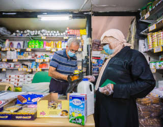 Falha in ihrem Laden - einem von 135 Geschäften im Westjordanland, die am Bargeldhilfe-Programm des WFP teilnehmen. Foto: WFP/Elias Halabi