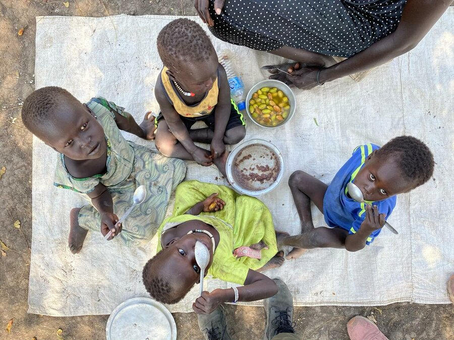 Südsudan: Kinder in Akobo East, Jonglei, essen Sorghum mit lokalen Früchten- die letzte Hungersnot im Land wurde 2017 ausgerufen. Foto: WFP/Marwa Awad