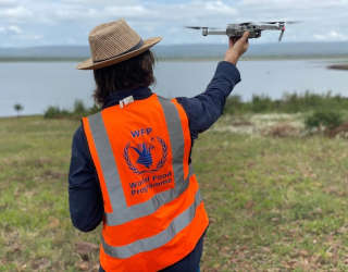 Nach dem Zyklon Idai in Mosambik setzte WFP 2019 zum ersten Mal Drohnen in der Nothilfe ein, um schnelle Analysen nach der Katastrophe durchzuführen und sich mit nationalen Behörden und Partnern vor Ort abzustimmen.  Bild: WFP/INGC/Antonio Jose Beleza