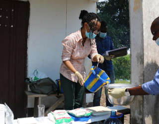 Louise Abayomi, Senior Research Fellow (Postharvest), Food and Markets Department, bereitet Fufu für die Probenahme vor und zeigt dem kongolesischen Team, wie man die richtige Menge an Mehl, Wasser und Nährstoffen dosiert. Foto: WFP/Alice Rahmoun