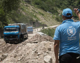 Von der chinesischen Regierung gespendeter Flüssigsauerstoff wurde vom Grenzhafen Tatopani an der nepalesisch-chinesischen Grenze nach Kathmandu gebracht und per Lastwagen zu den staatlichen Krankenhäusern in Kathmandu transportiert. Foto: WFP/Srawan Shrestha