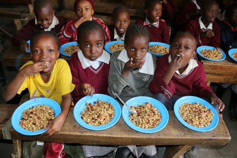 Teller statt Tonne! Gerettetes Gemüse ernährt tausende Schulkinder in Kenia