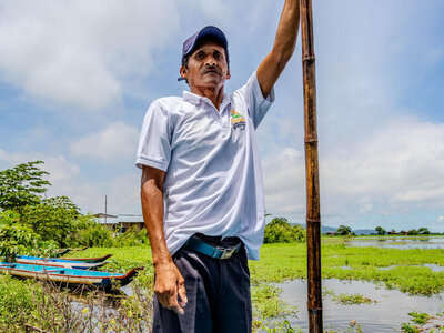 Ein Einwohner von Los Espinos, Ecuador, steht auf einem Kanu, das zum Transport von Menschen dient, da die Gemeinde von starken Regenfällen betroffen ist. WFP/Gonzalo Ruiz