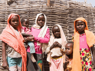 Gruppe von Kindern, die von der Hungerkrise im Sudan betroffen sind