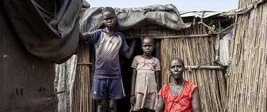 © WFP/Arete/Patrick Meinhardt Nyaloth Duoth posiert für ein Porträt mit ihren Kindern Dukan Kuony (C) und Nyamuch Kuoni (L) in ihrem Haus im Lager zum Schutz von Zivilisten (PoC) in Bentiu.