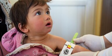 Auf diesem Foto bringt Sakina, 40, aus Kabul, Afghanistan, ihre einjährige Tochter Bibi Hawa in die WFP-Kliniken. 