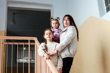 Mutter Bobyleva Regina Petrivna, 32 Jahre alt, posiert für ein Foto mit ihren Kindern, Bobyleva Sofia Sergiivna, 1 Jahr alt, und Bobyleva Sabina Sergiivna, 8 Jahre alt, im Treppenhaus des Sarata-Lyzeums.