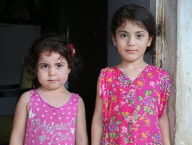 © WFP/Mohammed Awadh Zwei Schwestern aus einer syrischen Flüchtlingsfamilie, die von dem WFP-Bargeldprogramm im Libanon unterstützt werden.
