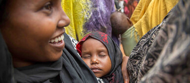 Mutter mit Kleinkind in Somalia