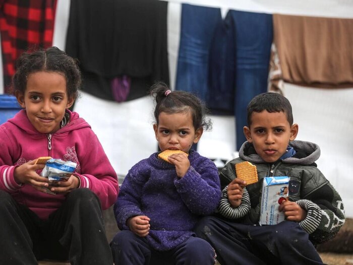 Drei Kinder essen WFP-Nothilfe