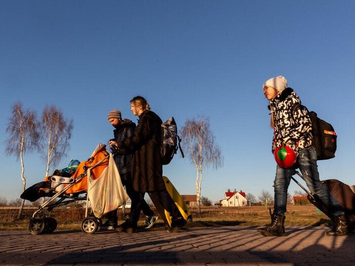 Menschen laufen von der Ukraine zur polnischen Grenze