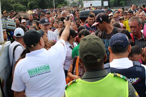 Familien flüchten vor der Krise in Venezuela