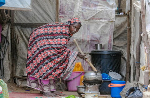 Eine Frau bereitet Essen für ihre Familie vor. Foto: WFP/Oluwaseun Oluwamuyiwa