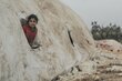 Die durch den Konflikt im Nordwesten Syriens vertriebenen Menschen sind auf grenzüberschreitende Hilfe aus der Türkei angewiesen. Die Pandemie könnte den Zugang zu ihrer einzigen Lebensader abschneiden. Foto: WFP/Fadi Halabi