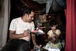 Sawiid spielt mit seiner jüngsten Tochter in deren Unterkunft in Cox's Bazar. Er arbeitete früher als humanitärer Helfer in Myanmar und hilft jetzt freiwillig bei der WFP-Ernährungshilfe im Camp. Foto: WFP/Nihab Rahman