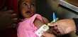 Ein kleines Mädchen wird in einer vom WFP unterstützten Klinik in Nord-Kordofan mit dem MUAC-Test (Mid Upper Arm Circumference) auf Unterernährung untersucht und erhält vom WFP angereicherte Spezialnahrung.