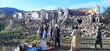 Photo: WFP/Sheer Ali. Menschen im Dorf Soor Kawkh in Spera, Afghanistan, begutachten die Schäden an Gebäuden. 