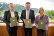 Botschafter Friedrich Stift, Leiter der Austrian Development Agency, Norbert Totschnig, österreichischer Landwirtschaftsminister und Ute Klamert, beigeordnete WFP-Exekutivdirektorin, unterzeichnen eine dreijährige Strategische Partnerschaft für Nahrungsmittelhilfe am Rande des Europäischen Forum Alpach.