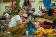 Foto: © WFP/Arete/Photolibrary. Eine Mutter und ihre Kinder suchen nach dem Erdbeben am 1. April 2025 im Bezirk Seinpan in der Stadt Mandalay Schutz.