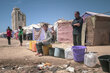 WFP/Fotobibliothek. Vertriebene Palästinenserinnen und Palästinenser stehen in Gaza-Stadt Schlange, um ihre Behälter mit Wasser zu füllen.