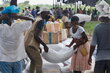 WFP/Grant Lee Neuenburg, Bedürftige holen ihre WFP-Monatsrationen bei der Nahrungsmittelverteilung ab.